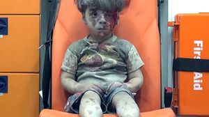 مشهد الطفل عمران الذي صدم العالم لم يوقف القصف الروسي والسوري