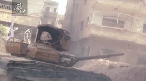 الدبابة التي اقتحم بها فيلق الرحمن تحصينات نظام الأسد في حي جوبر - يوتيوب