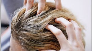 تسعى كثير من النساء لاستخدام وسائل صناعية للتغطية على مشاكل الشعر - تعبيرية