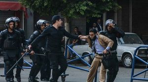 عناصر في الأمن المصري يعتقلون أحد المارة- أرشيفية