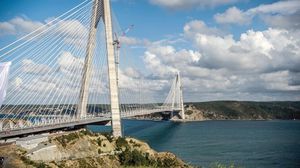 طول الجسر يبلغ  1.4 كيلومتر وعرضه 59 مترا ويضم ثماني حارات للسيارات - أرشيفية