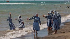 صورة الراهبات المسيحيات اللواتي يسبحن على أحد شواطئ فرنسا والتي تداولها النشطاء على الانترنت