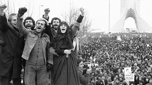 إيرانيون خلال أحداث الثورة- أرشيفية