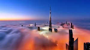 ناطحات سحاب دبي تغرق بالضباب والغيوم- أرشيفية