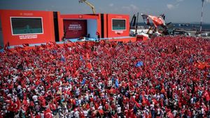 دعا أردوغان زعماء المعارضة العلمانية والقومية الذين دعموا الحكومة ونددوا بالانقلاب إلى إلقاء كلمة أمام الحشود- ا ف ب