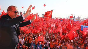 انتقد الكاتب إجراءات السلطات التركية بعد محاولة الانقلاب- الأناضول