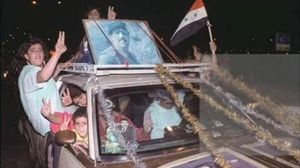 صورة تداولها نشطاء لعائلة عراقية تحتفل بيوم النصر العظيم عام 1988- تويتر