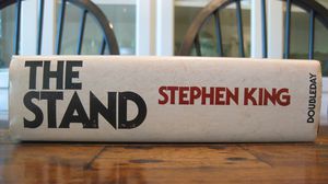 يعد ستيفن كينج من أشهر كاتبي روايات الرعب عالميا- أرشيفية 