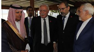 لقاء بين وزير الخارجية الإيراني جواد ظريف (يمين) ونظيره السعودي عادل الجبير (ِشمال) - إيرنا