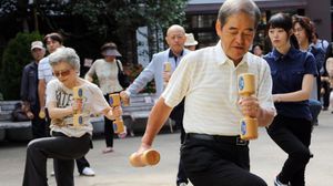 مسنون يمارسون الرياضة في الهواء الطلق باليابان- أ ف ب