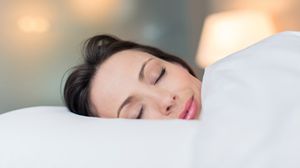 التعرض لضوء خفيف في أثناء الليل في وقت النوم قد يؤدي إلى تشويش النوم - جيتي