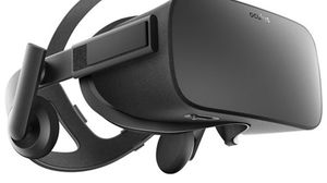 تتنافس شركات التكنولوجيا في تطوير نظارات الواقع الافتراضي المعزز (صورة تسويقية لنظارة Oculus)