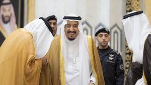 الملك سلمان لدى استقباله في مطار جدة قادما من المغرب - أف ب