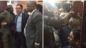 وزير الخارجية المغربي ناصر بوريطة محاصر من قبل أمن موزمبيق ـ فيسبوك