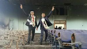 الطلاب احتفلوا بتخرجهم في صالة الجامعة التي دمرها الحوثيون وقوات علي صالح- فيسبوك