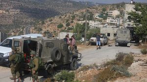 شبان القرية رشقوا آليات عسكرية إسرائيلية ومركبات للمستوطنين بالحجارة بعد حرق المركبات- الأناضول 