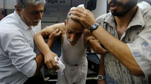 مسن مصاب بشظايا القصف الإسرائيلي على غزة أمس- جيتي