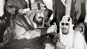 ظهر جميع من في الصورة وهم مرتدون زي الإحرام- أرشيف صحيفة الرياض