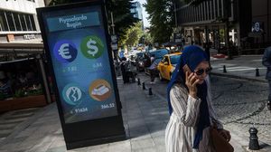 جرى تداول الليرة التركية في أحدث تعاملات الثلاثاء عند 12 ليرة مقابل الدولار- جيتي