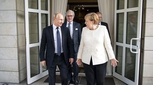 بلومبيرغ: ميركل ستلتقي بوتين في زواج مصلحة دفع إليه ترامب- جيتي