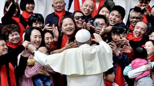 بابا الفاتيكان مع صينيين كاثوليك- جيتي