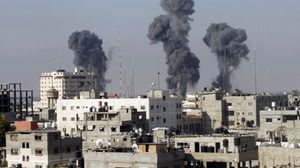 من ضمن الدروس التي تحدث عنها الجنرال أهمية دق أسفين بين حماس والحاضنة الشعبية لها بغزة- جيتي 