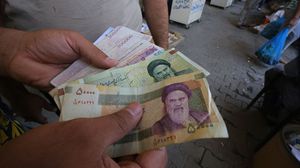 انخفض الريال الإيراني مقابل الدولار خلال الأشهر القليلة الماضية وسط اضطرابات واحتجاجات- جيتي
