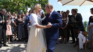 أحضر الرئيس الروسي فرقة القوزاق وأدوا أغنية زفاف خاصة أمام العروسين وضيوفهم