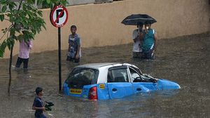 غمرت الأمطار ولايات هندية وقالت وزارة الداخلية إن 868 شخصا قضوا في سبع ولايات منذ بداية الأمطار الموسمية- جيتي
