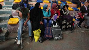 تكاملت شهادات العديد من المسافرين الفلسطينيين القادمين إلى غزة لترسم "صورة سوداء" لما يتعرضون له- جيتي