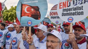 مواطنون أتراك خلال فعالية احتجاجية ضد العقوبات الأمريكية- جيتي
