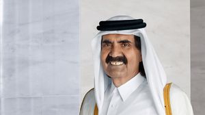أوضح ناشطون قطريون أن الشيخ حمد بن خليفة كان يمازح البطل العالمي القطري طلال منصور- الديوان الأميري