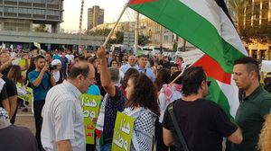 فلسطينيون من الداخل رفعوا أعلام فلسطين خلال تظاهرة بقلب تل أبيب- تويتر