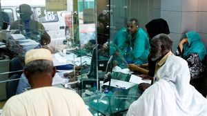 أكد محافظ بنك السودان أن أي مبالغ تورّد نقدا من قبل أصحاب العمل للمصارف ستوضع كأمانات تسدد عند الطلب- جيتي