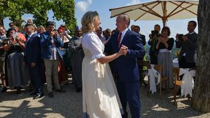بوتين يراقص وزيرة خارجية النمسا خلال حفل زفافها في عام 2018- جيتي