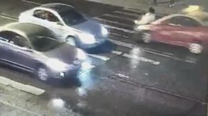 ماتت المرأة على الطريق الذي كان مليئا بالمشاة والسيارات- (يوتيوب)