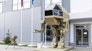 عن الفائدة العائدة على الجيش الروسي من الروبوت، قالت الصحيفة إن استخدامه سيكون لأغراض هندسية وقتالية- ديلي ميل