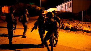 اقتحمت قوة عسكرية إسرائيلية كبيرة قرية دير أبو مشعل غربي رام الله واعتقلت ثلاثة شبان- جيتي