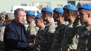 وزير الدفاع التركي قال إن بلاده تعمل على "ضمان سلامة نحو 4 ملايين في إدلب" - الأناضول