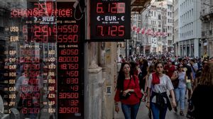 نزلت الليرة التركية أمام الدولار بنحو 1.7 بالمئة إلى 6.44 ليرات للدولار الواحد- جيتي 
