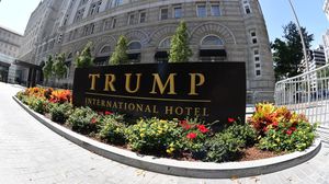 الصحيفة الأمريكية ربطت بين عائدات فندق ترامب بواشنطن وزيارة المسؤولين السعوديين- جيتي 
