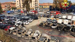 تضررت سيارات كثيرة في موقع انفجار الصهريج- إدارة الإطفاء الإيطالية