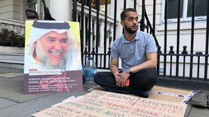 حسين مشيمع يبدأ إضرابا أمام سفارة بلاده في لندن- ميدل إيست آي