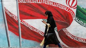 أشعلت مشجعة إيرانية النار في نفسها الشهر الجاري احتجاجا على اعتقالها بسبب حضور مباراة كرة قدم- جيتي