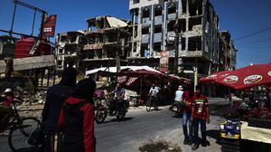 مبان مدمرة وأكشاك للبائعين في دوما في سوريا- نيويورك تايمز