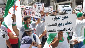 ردد المتظاهرون شعارات رافضة للإنزال الأمني بالعاصمة - صحيفة الخبر