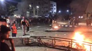 أغلق المحتجون شوارع المدينة بالحجارة والإطارات المشتعلة- فيسبوك