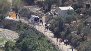 فلسطينيون في 23 أب/ أغسطس قد فجّروا عبوة ناسفة في مدخل مستوطنة "دوليب" في وسط الضفة الغربية- الأناضول