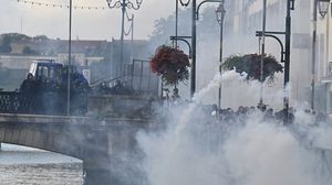 فرقت الشرطة المحتجين بقنابل الغاز المسيل للدموع - الأناضول