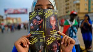 سودانية ترفع صور متظاهرين مفقودين- جيتي